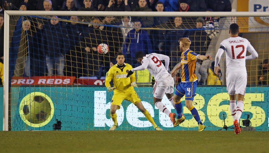 Der Schweizer Shrewsbury-Keeper&nbsp;Jayson Leutwiler schlägt sich tapfer, kann das Aus aber nicht verhindern.