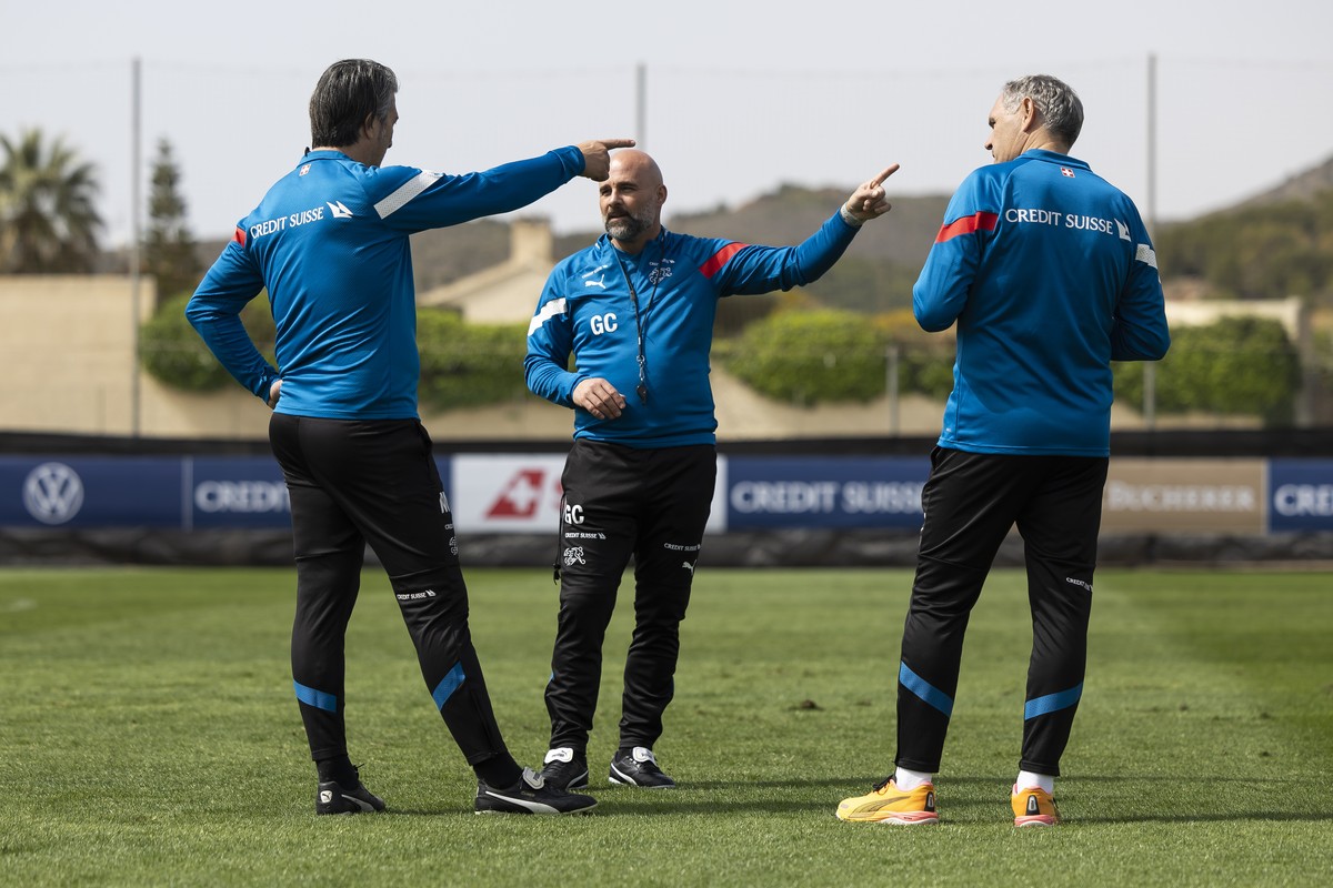 Trainer Murat Yakin, Assistenztrainer Giorgio Contini und Direktor Pierluigi Tami, von links, diskutieren am Ende eines Trainings, am Dienstag, 19. Maerz 2024 in Cartagena, Spanien. Die Schweizer Fuss ...
