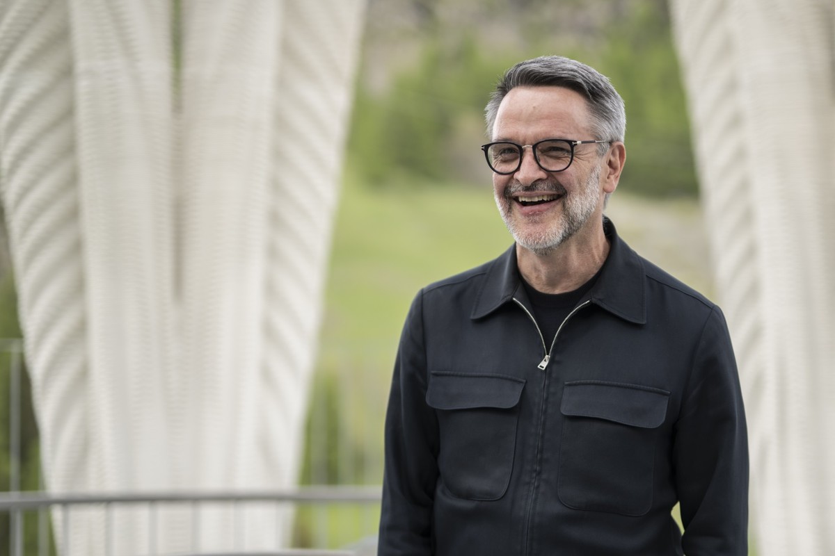 Intendant Giovanni Netzer, aufgenommen an der Enthuellung des Weissen Turms, am Montag, 19. Mai 2025, in Mulegns. Der Weisse Turm der Kulturstiftung Origen ist das hoechste digital gefertige Gebaeude  ...