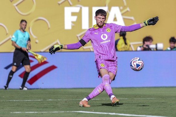 epa12219148 Goalkeeper Gregor Kobel of Borussia Dortmund in action during the FIFA Club World Cup 2025 match between Real Madrid C. F. v Borussia Dortmund at the MetLife Stadium in East Rutherford, Ne ...
