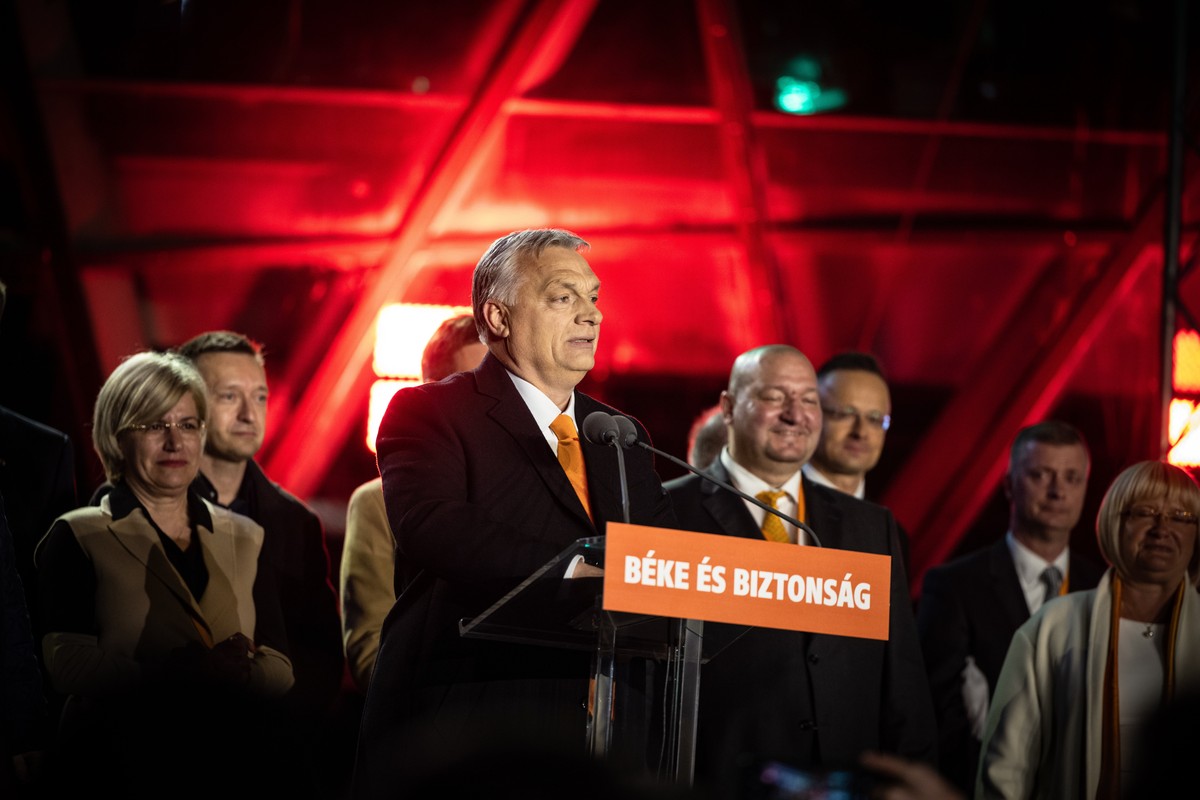 epa09868949 A handout photo made available by the Hungarian PM's Press Office shows Hungarian Prime Minister Viktor Orban (C) delivers his speech during the governing Fidesz-KDNP party's eve ...