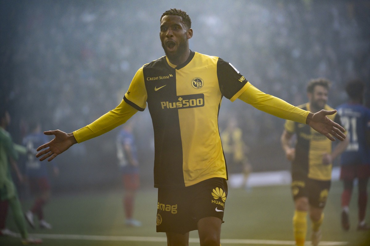 YBs Jordan Siebatcheu jubelt nach seinem Tor zum 3:1 im Fussball Meisterschaftsspiel der Super League zwischen den Berner Young Boys und dem FC Basel, am Sonntag, 13. Februar 2022, im Stadion Wankdorf ...