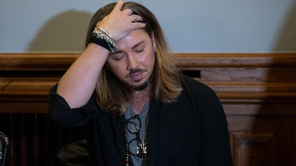 07.11.2023, Sachsen, Leipzig: Der deutsche Rockmusiker Gil Ofarim sitzt im Saal des Landgerichts in Leipzig. Hier beginnt der Prozess gegen Ofarim wegen falscher Verd
