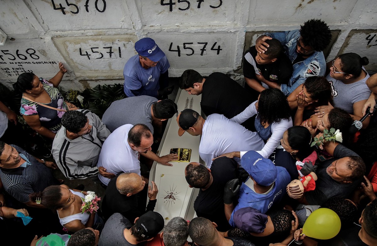 epa07862505 Neighbors, relatives and friends carry Agatha Felix's coffin during her burial in Rio de Janeiro, Brazil, 22 September 2019.The eight-year-old girl was inside a vehicle in the Alemao  ...