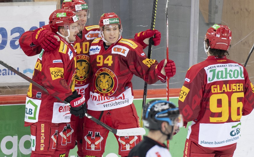 Tigers Erik Brannstroem, Flavio Schmutz, Patrick Petrini, Andrea Glauser, von links, jubeln beim 2:0, waehrend dem Meisterschaftsspiel der National League zwischen den SCL Tigers und dem HC Geneve-Ser ...