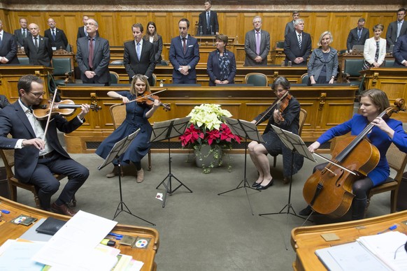 Die neu gewaehlte Nationalratspraesidentin Christa Markwalder, Maja Ingold (CVP-ZH), Kathrin Bertschy (GLP-BE) und Balthasar Glaettli (Gruene-ZH), von rechts, spielen die Nationalhymne waehrend der er ...