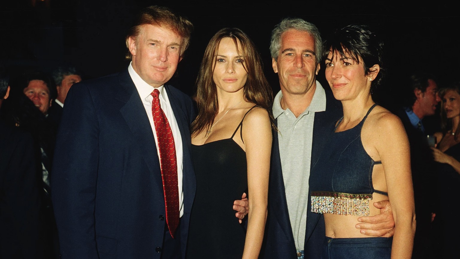 Partybilder werden zum Problem: Die Trumps im Jahr 2000 mit Sexualstraftäter Jeffrey Epstein und seiner Komplizin Ghislaine Maxwell.