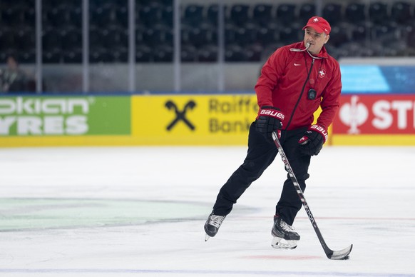Switzerland's Headcoach Jan Cadieux blows the whistle during a training of team Switzerland ahead of the 2026 IIHF Ice Hockey World Championship in the Swiss Life Arena in Zurich, Switzerland on  ...