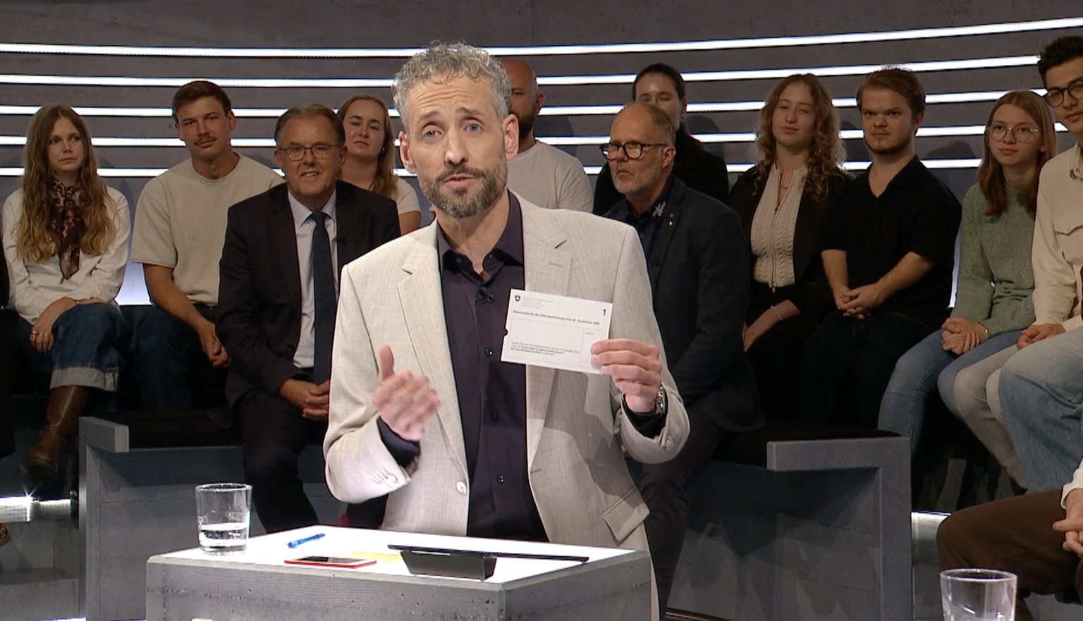 Mario Grossniklaus hat seine Abstimmungsunterlagen dabei – und erklärt, was es mit der kryptischen Abstimmungsfrage auf sich hat.