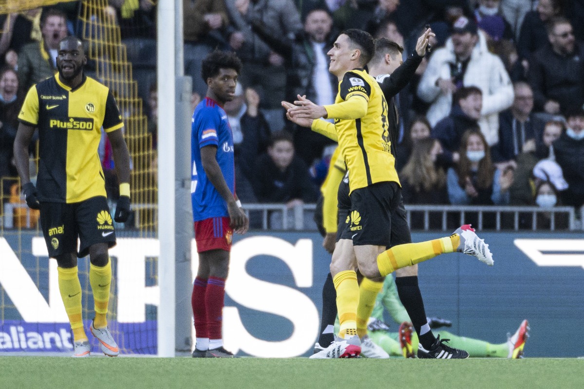 YBs Vincent Sierro, Mitte, jubelt nach seinem Tor zum 1:1 im Fussball Meisterschaftsspiel der Super League zwischen den Berner Young Boys und dem FC Basel, am Sonntag, 13. Februar 2022, im Stadion Wan ...