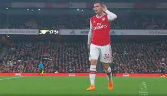 Arsenals Mittelfeldspieler Granit Xhaka legt sich bei seiner Auswechslung mit den eigenen Fans an. Als diese ihn wegen vermeintlich schlechter Leistungen auspfeifen, hält er sich eine Hand ans Ohr und ...