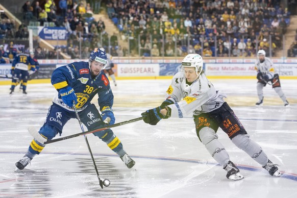 Lukas Frick (HCD), links, kaempft um den Puck mit Attilio Biasca (HCFG), rechts, im fuenften Eishockey Playoff Finalspiel der National League zwischen HC Davos (HCD) und HC Fribourg-Gotteron (HCFG), a ...