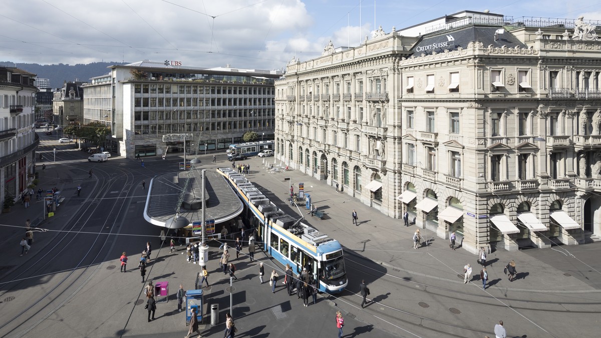 ARCHIVBILD - ZUR MELDUNG BEZUEGLICH BANKEN GEGEN EIGENMITTELVERORDNUNG - Paradeplatz Square with the headquarter of Swiss banks UBS, centre, and Credit Suisse, right, and the tram stop Paradeplatz in  ...