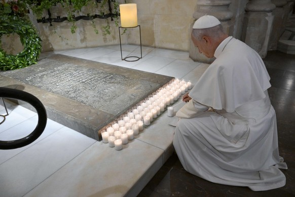 epa13029350 A handout picture provided by the Vatican Media shows Pope Leo XIV praying in front of Antoni Gaudi's tomb, prior to a Mass at the Sagrada Familia Basilica in Barcelona, northeastern  ...