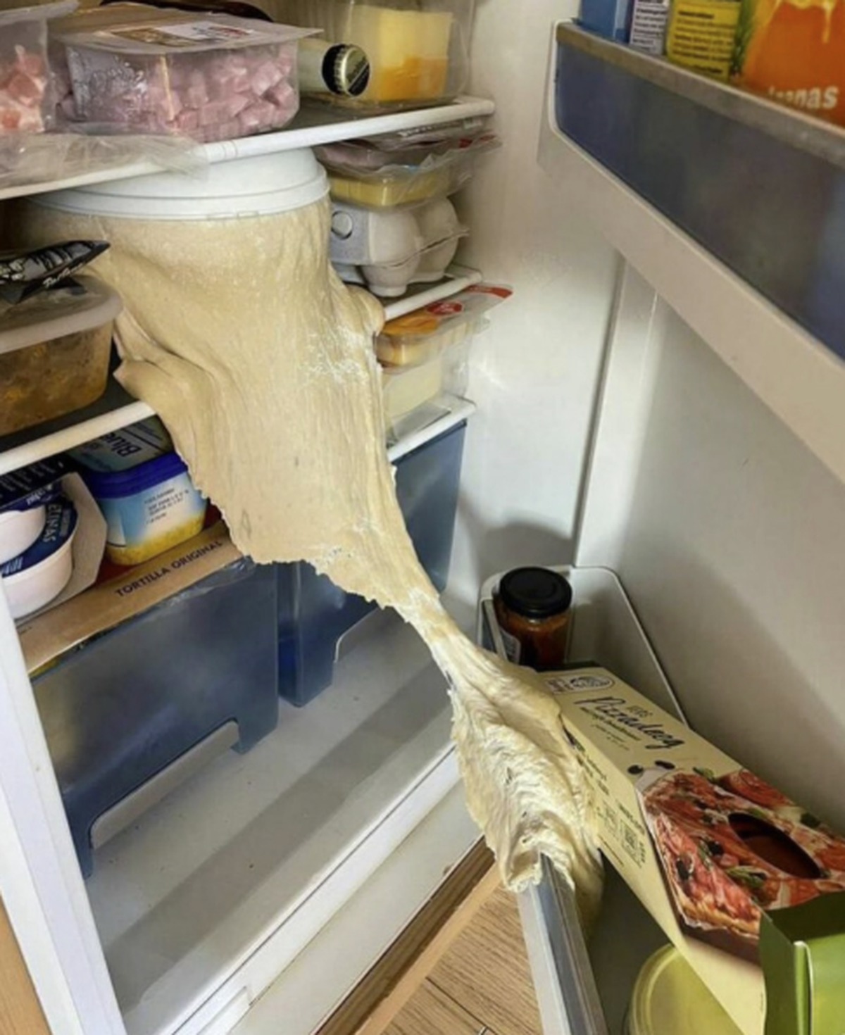 Die lustigsten fails der Woche: Teig verpisst sich aus Kühlschrank