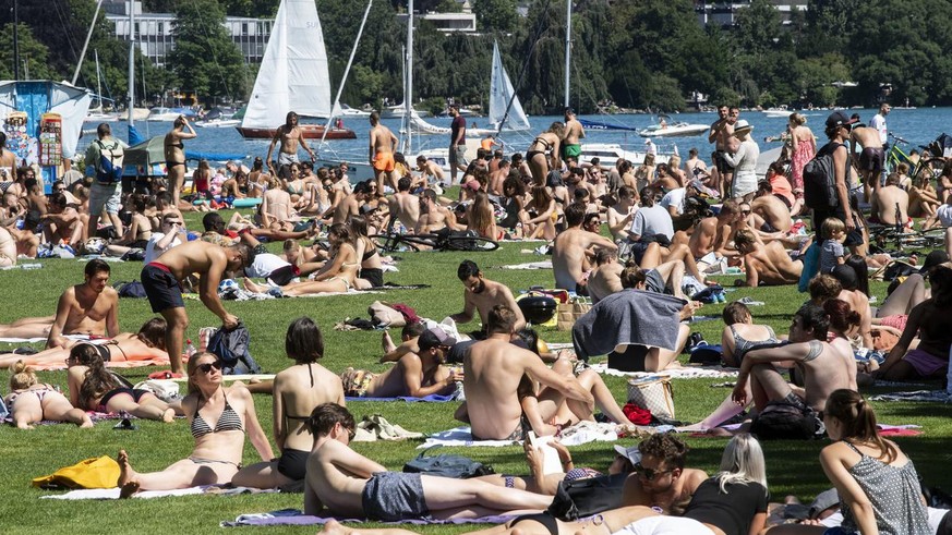 Menschen geniessen das Wetter am Zuerichsee, aufgenommen am Sonntag, 12. Juli 2020 in Zuerich. (KEYSTONE/Ennio Leanza)