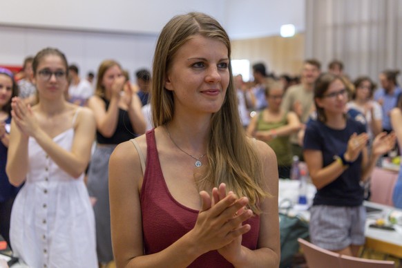 Die im zweiten Wahlgang neu gewaehlte Praesidentin Ronja Jansen, Mitte, an der ausserordentlichen Jahresversammlung der JUSO Schweiz in Trimbach, am Samstag, 31. August 2019. (KEYSTONE/Georgios Kefala ...