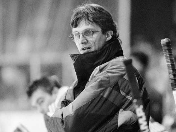 Der neue Trainer des ZSC, Arno Del Curto, gibt am 29. November 1991 in Lugano beim Spiel HC Lugano gegen den ZSC seiner Mannschaft Anweisungen. (KEYSTONE/Karl Mathis)