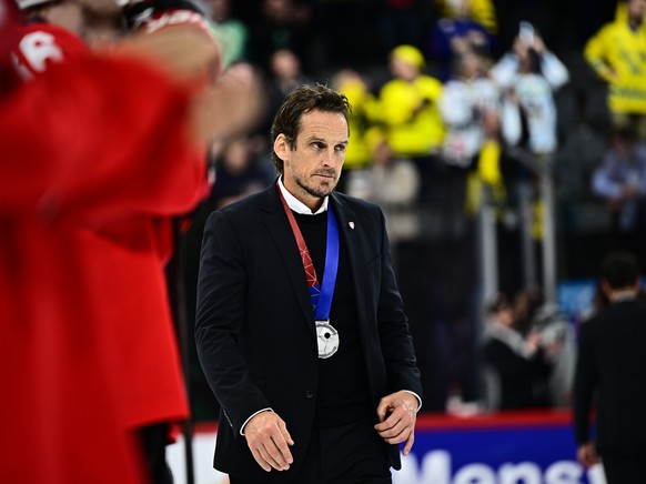 epa12135796 Switzerland's head coach Patrick Fischer with his silver medal after the IIHF Ice Hockey World Championship final match between Switzerland and the USA at Avicii Arena in Stockholm, S ...