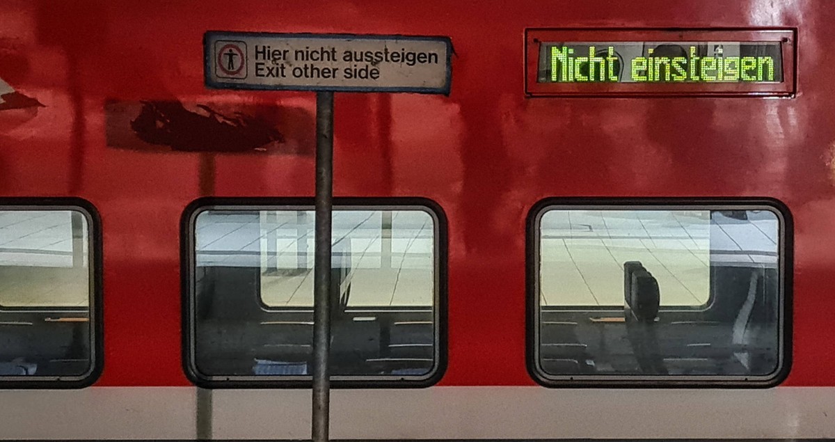 RegionalExpress am Hauptbahnhof Hamburg mit der Anzeige Nicht einsteigen Symbolfoto Deutsche Bahn AGRegionalExpress am Hauptbahnhof Hamburg mit der Anzeige Nicht einsteigen Symbolfoto Deutsche Bahn AG ...