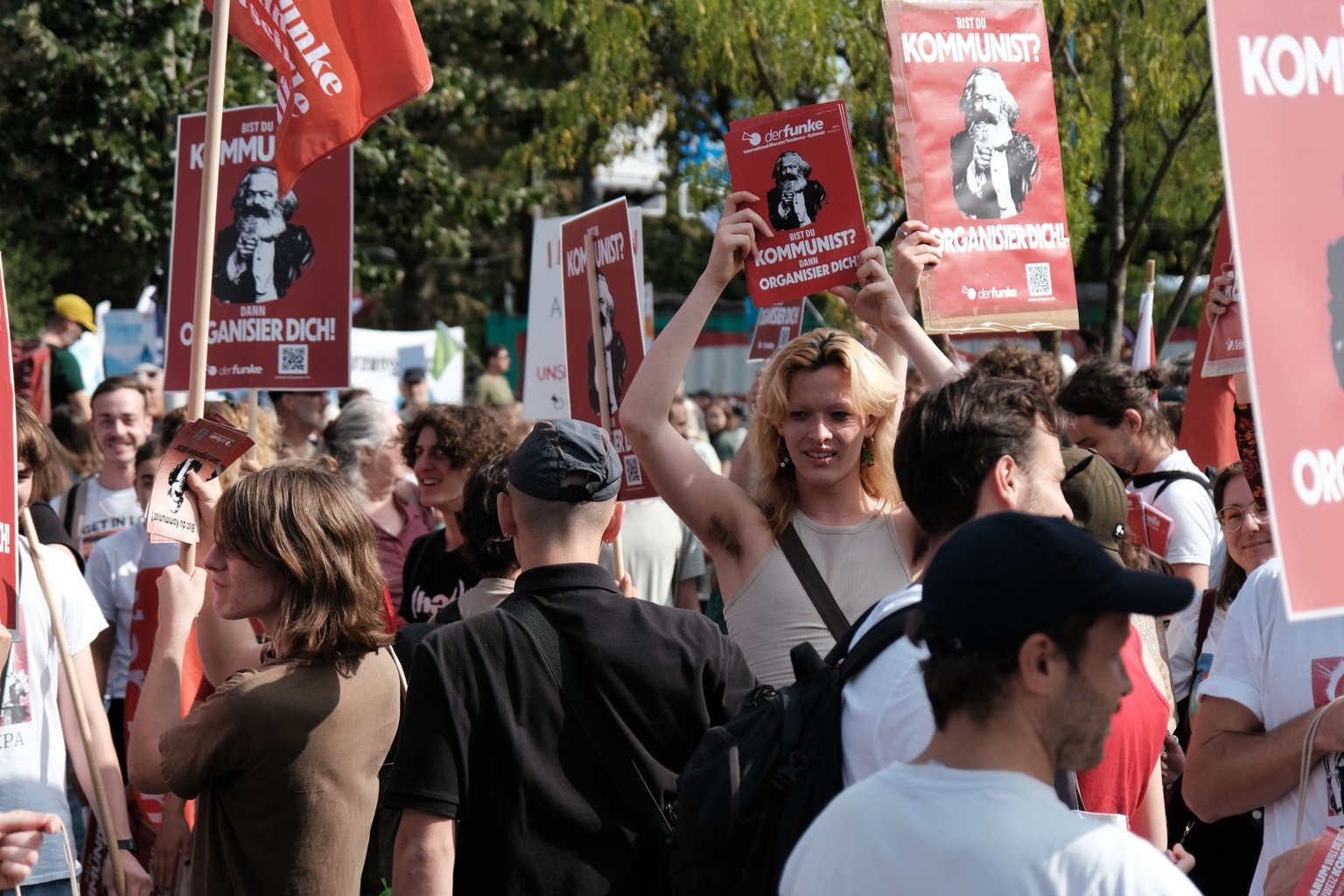 Aktivisten von der Funke an der nationalen Lohndemo in Bern am 16. September 2023