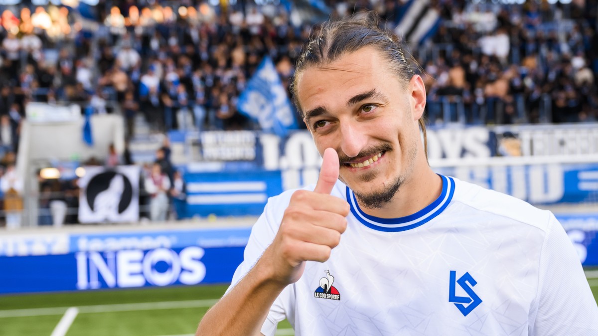 L'attaquant lausannois Aldin Turkes, fete la victoire avec les supporters lors de la rencontre de football de Coupe de Suisse entre FC Lausanne-Sport et FC Zuerich le dimanche 18 septembre 2022 a ...