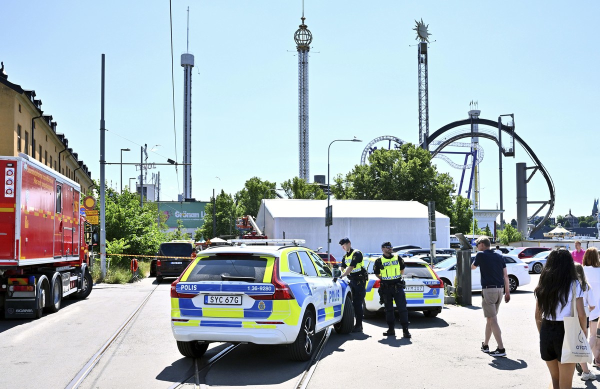 La police arrive au parc d'attractions Gröna Lund, suite à l'accident du manège «Jetline».