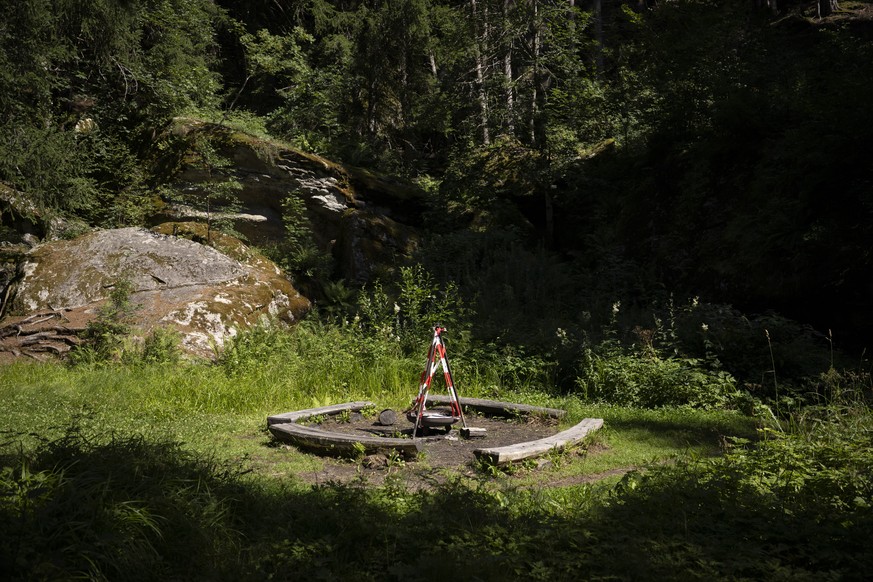 Ein offizieller Grillplatz, der wegen hoher Waldbrandgefahr mit Absperrband gesperrt ist, steht an einem Wanderweg zwischen Blatten bei Naters (VS) und Geimen, am Dienstag, 28. Juli 2026. Nachdem bere ...