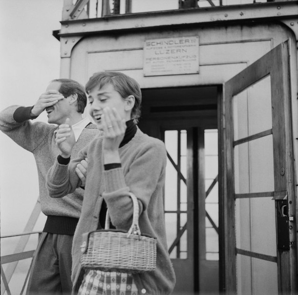 L'actrice d'origine belge Audrey Hepburn (1929 - 1993) avec son mari, l'acteur américain Mel Ferrer (1917 - 2008), au sommet de l'ascenseur du Hammetschwand au sommet du Bürgenstock, en Suisse, vers 1 ...