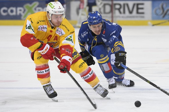 Dario Simion von Davos, rechts, gegen Kevin Fey von Biel, beim sechsten Playoff-Viertelfinalspiel der National League zwischen dem HC Davos und EHC Biel, am Donnerstag, 22. Maerz 2018, in der Vaillant ...