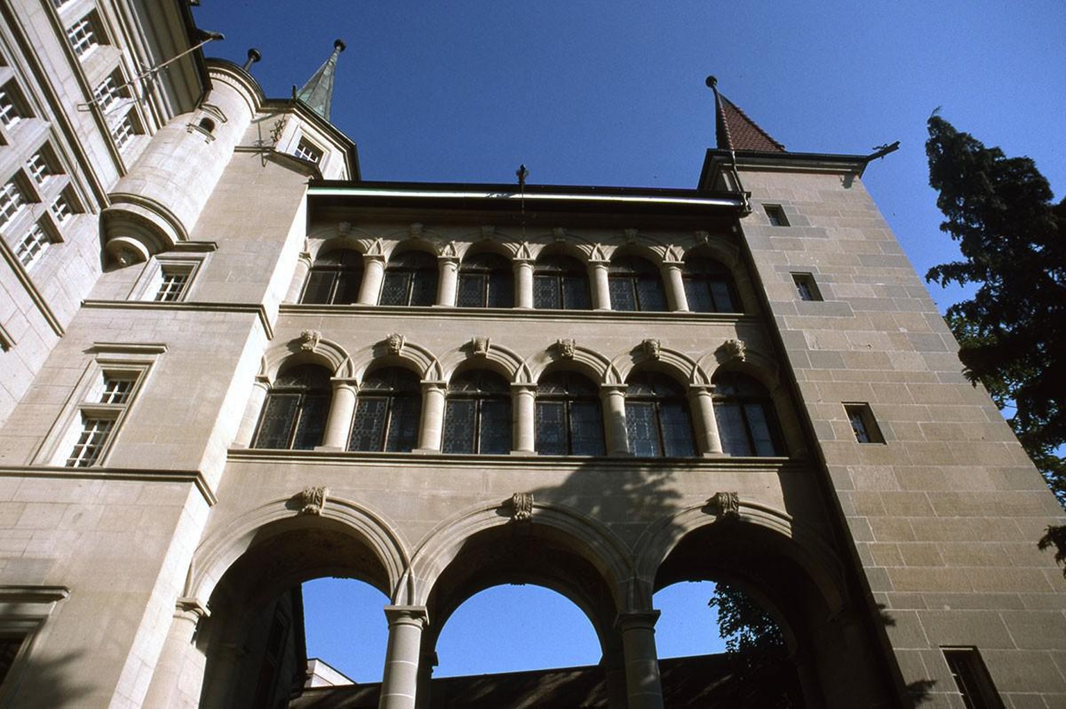 So schliesst sich der Kreis: Das damalige Palais Ratze ist das heutige Museum für Kunst und Geschichte in Freiburg.
https://commons.wikimedia.org/wiki/File:Friburgo._Dettaglio_della_facciata_del_Mus%C ...