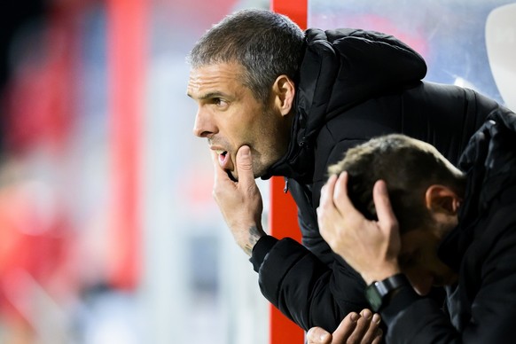 L&#039;entraineur du FC Sion Fabio Celestini regarde ses joueurs lors de la rencontre de football de Super League entre FC Sion et FC St. Gallen 1879 ce samedi 25 fevrier 2023 au stade de Tourbillon a ...