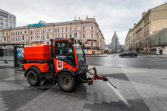 Strassen und Plätze werden in Moskau mit Desinfektionswagen besprüht.
