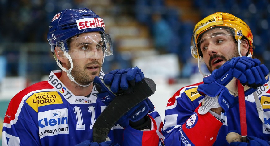 EHC Kloten Stuermer Luca Cunti, links, und Denis Hollenstein nach dem Eishockey-Meisterschaftsspiel der National League A zwischen dem EHC Kloten und Lausanne HC am Freitag, 13. Januar 2017, in der SW ...