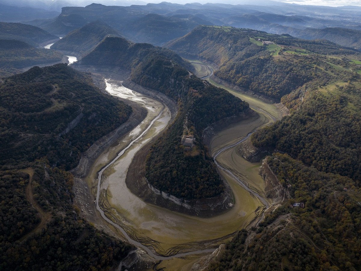 A view of Ter river running dry toward a reservoir near Vilanova de Sau, Catalonia, Spain, Wednesday, Nov. 23, 2022. Barcelona and large swathes of Spain's northeast will go under water restricti ...
