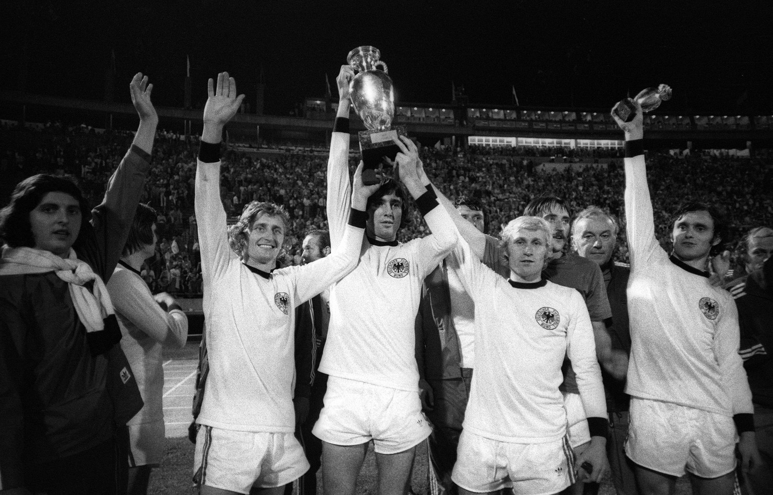Siegerfoto Europameister CSSR, v.li.: Karol Dobias, Koloman Gögh, Anton Ondrus mit dem Coupe Henri Delaunay, Jan Pivarnik, Antonin Panenka, Nationaltrainer Vaclav Jezek (beide verdeckt) und Marian Mas ...