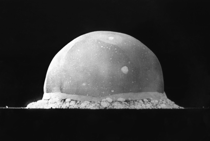 Das Ergebnis des&nbsp;<a href="https://de.wikipedia.org/wiki/Manhattan-Projekt" target="_blank">Manhattan Project</a>: Die erste Atombombe überhaupt explodiert im Rahmen des <a href="https://de.wikipedia.org/wiki/Trinity-Test" target="_blank">Trinity-Tests</a>&nbsp;am 16. Juli 1945.