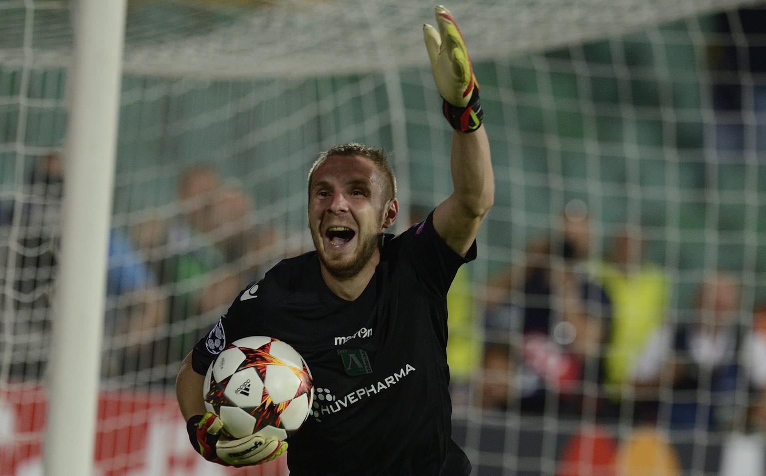 Gestern Abend wurde eine Legende geboren: Die von Cosmin Moti, dem Feldspieler, der sein Team in einem Penaltyschiessen in die Champions League hexte.