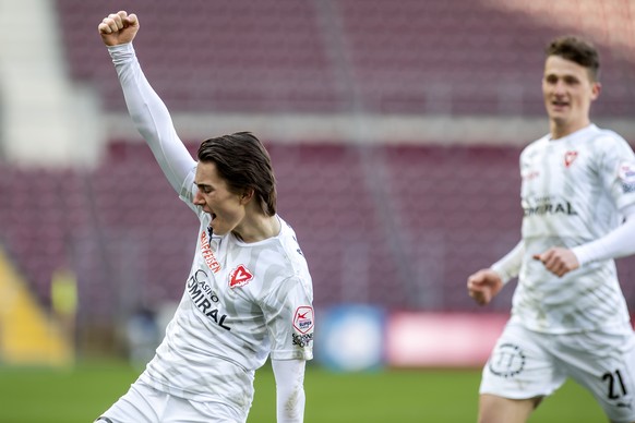 Le milieu de Vaduz Matteo Di Giusto, gauche, laisse eclater sa joie devant le defenseur de Vaduz Pius Dorn, droite, lors de la rencontre de football de Super League entre le Geneve Servette FC et le F ...