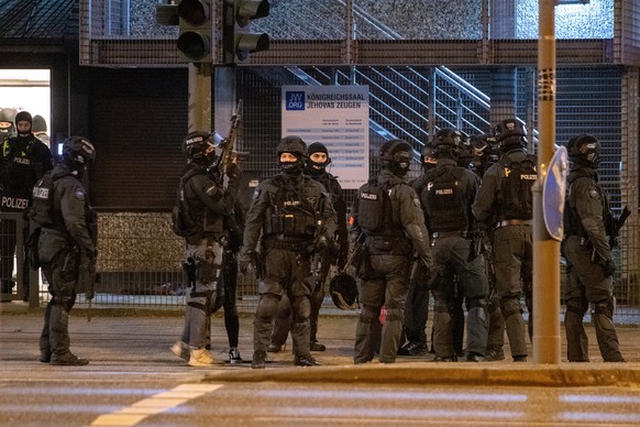 epaselect epa10512742 Armed police officers gather at the scene of a shooting in Hamburg, Germany, 09 March 2023. According to police, the shooting took place around 9 pm, killing seven people and inj ...