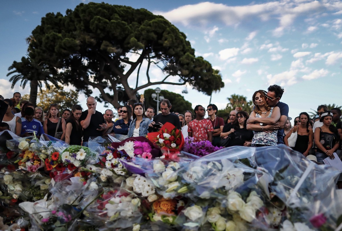 epa05427102 People gather in front of the memorial set on the 'Promenade des Anglais' where the truck crashed into the crowd during the Bastille Day celebrations, in Nice, France, 15 July 20 ...