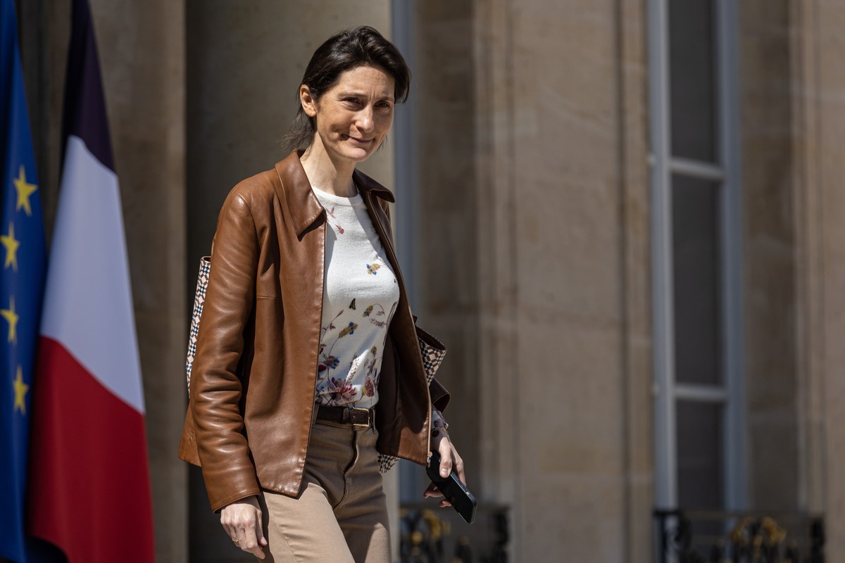 epa10649635 French Sports and Olympic Games Minister Amelie Oudea-Castera leaves Elysee palace after the weekly cabinet meeting in Paris, France, 24 May 2023. EPA/CHRISTOPHE PETIT TESSON