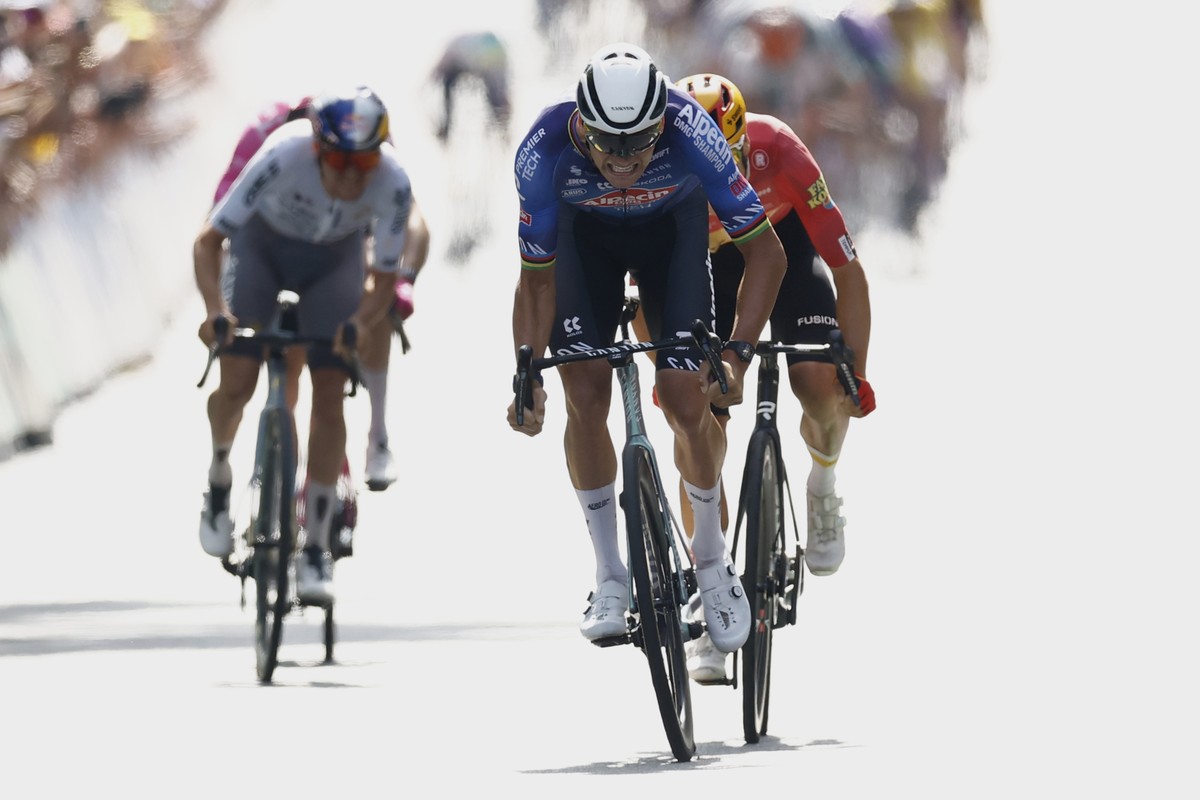 epa13107273 Dutch cyclist Mathieu van der Poel (front) of Alpecin-Premier Tech in action to cross the finish line ahead of Norwegian cyclist Tobias Johannessen (R) of Uno-X Mobility and British cyclis ...