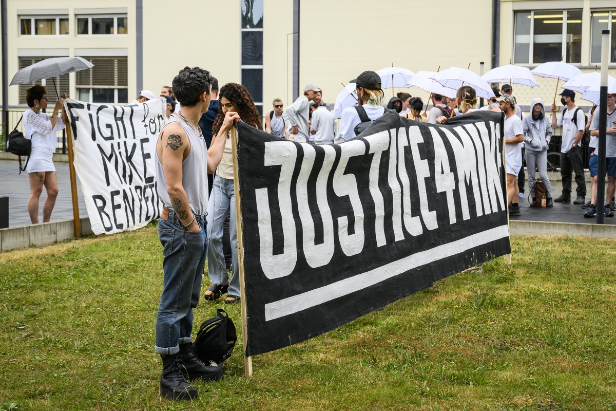 Les soutiens de Mike Ben Peter avec des banderoles lors du verdict du proces des six policiers accuses de l'homicide de Mike Ben Peter devant le Tribunal correctionnel de l'arrondissement de ...