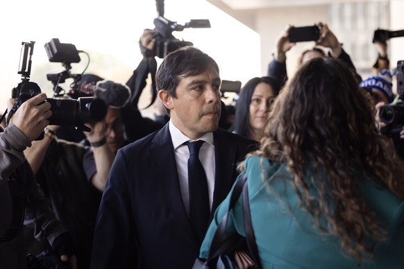 epa12567607 Dr. Salvador Plasencia (C), a doctor who pleaded guilty to four counts of distribution of the prescription drug ketamine to late &#039;Friends&#039; actor Matthew Perry, arrives for his se ...