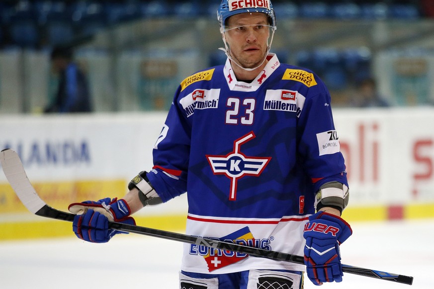 ARCHIV - ZUR MELDUNG DASS TOMMI SANTALA DEN EHC KLOTEN PER SOFORT VERLAESST, STELLEN WIR IHNEN DIESES ARCHIVBILD ZUR VERFUEGUNG - Kloten Flyers Stuermer Tommi Santala bestreitet sein erstes Spiel nach ...