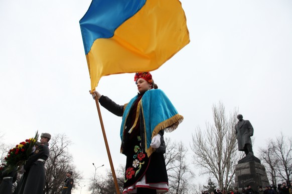 Eine junge Ukrainerin bei der Kundgebung zum 200. Geburtstag des Nationaldichters Schewtschenko (dessen Statue steht im Bildhintergrund).&nbsp;