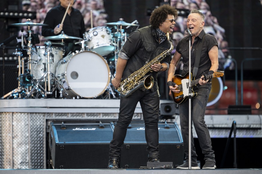epa10689189 US musician Bruce Springsteen (R) performs with Jake Clemons of the E Street Band during a concert at the Letzigrund stadium in Zurich, Switzerland, 13 June 2023. EPA/ENNIO LEANZA