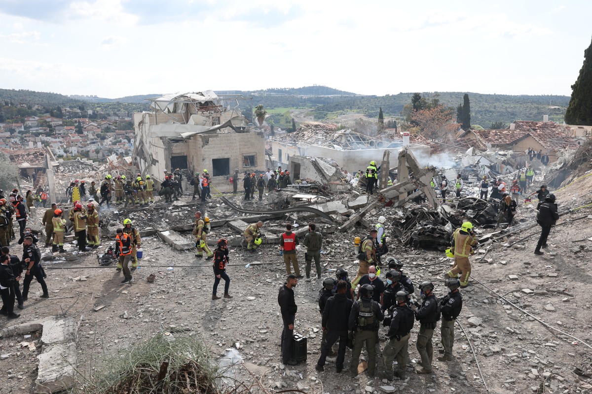 epa12787358 Rescue forces work among debris following an Iranian rocket attack that hit Beit Shemesh near Jerusalem, Israel, 01 March 2026. Israeli police confirmed at least nine fatalities as a resul ...
