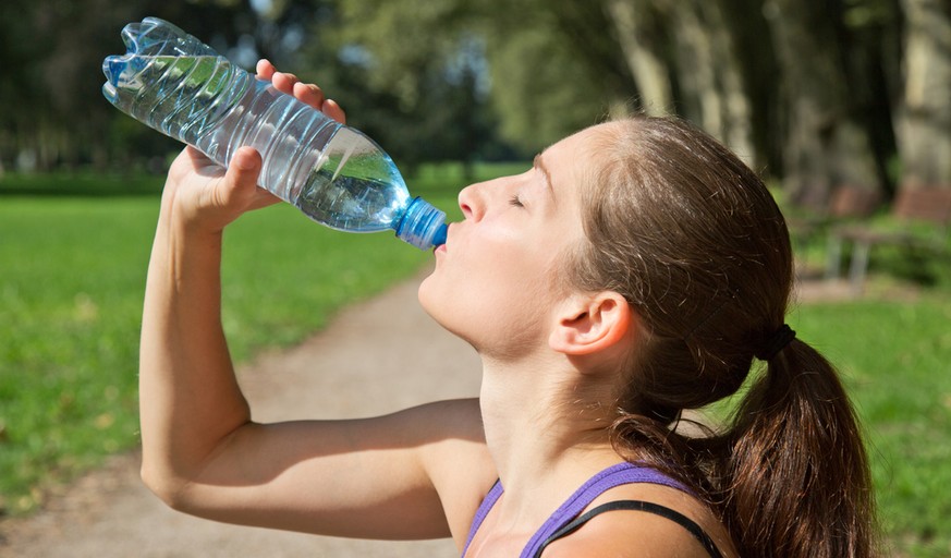 1,5 bis 2 Liter Wasser pro Tag sind das ideale Mass.